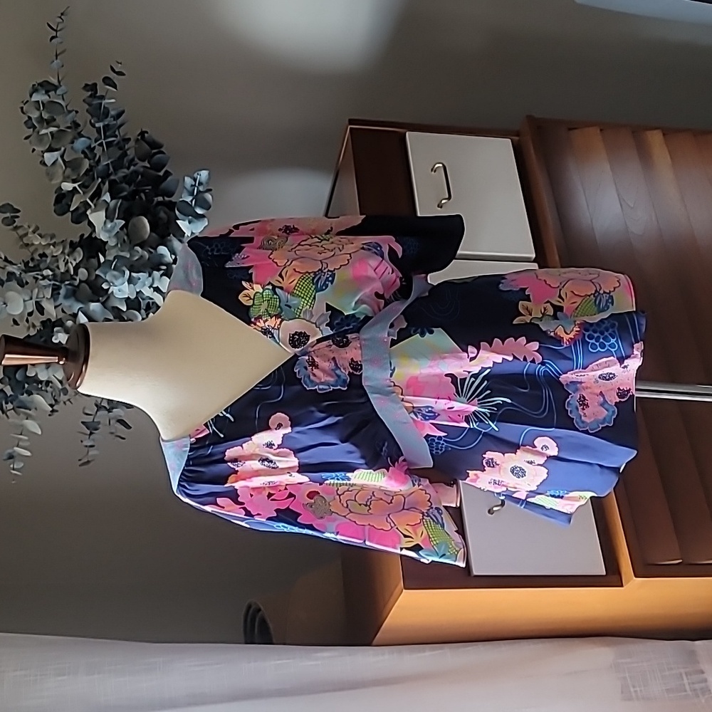 Alice & Trixie by Angela George tie back blouse. 100% Silk. Size Small